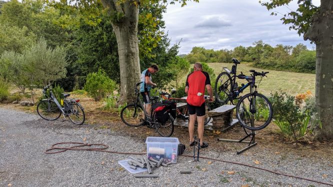 Henk weer in de weer met de fietsen, nu met ondersteuning van Martin